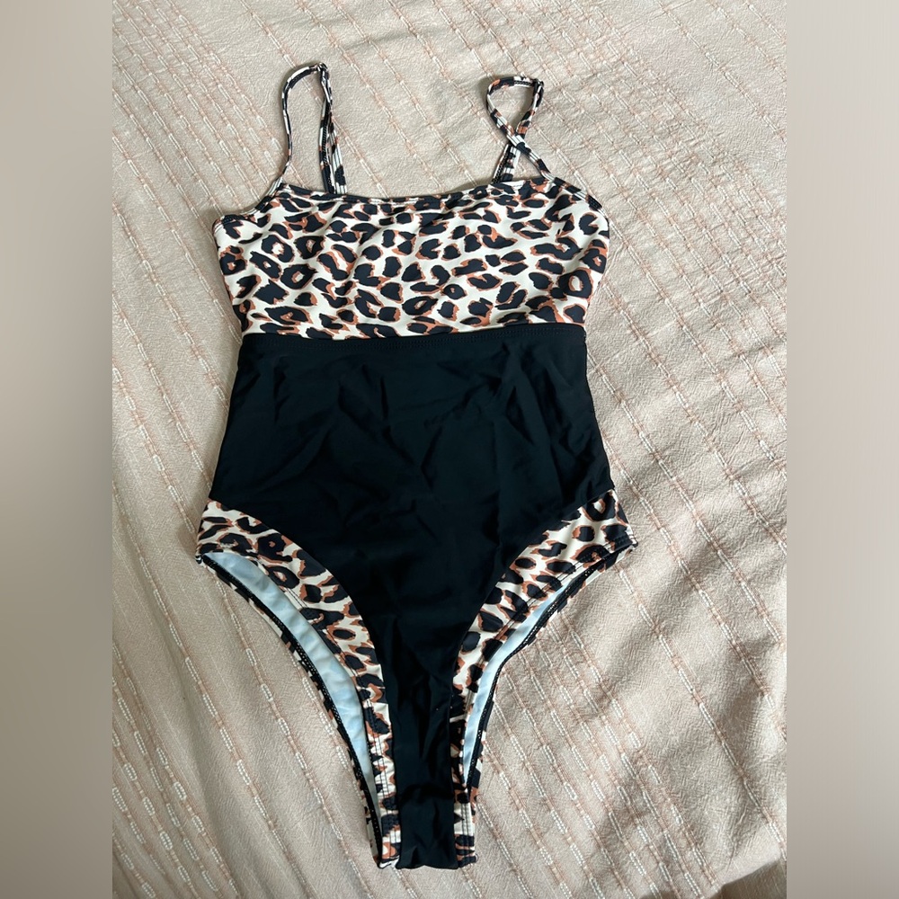 One piece black & leopard swimsuit